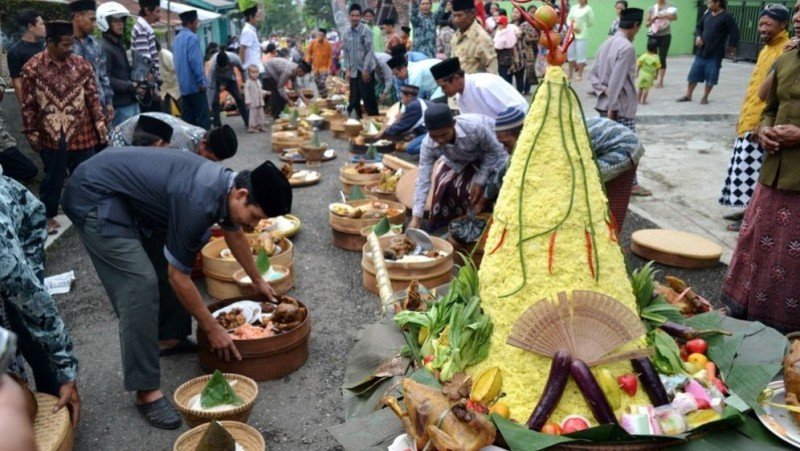 ISLAM DAN TRADISI: MENJAGA WARISAN, MENEGUHKAN NILAI-NILAI ISLAMI